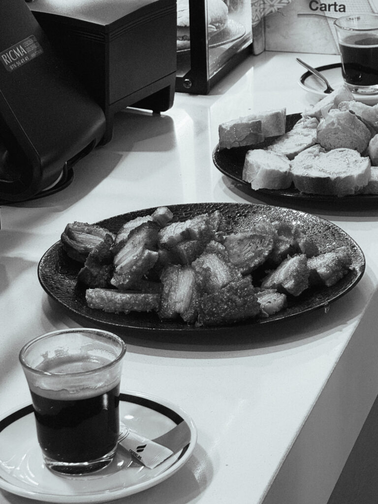 Café con torereznos